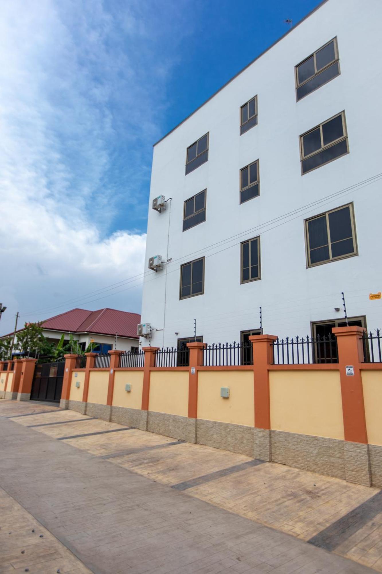 Washington Apartments - Just 25Mins Drive From The Airport Kwashieman Екстериор снимка